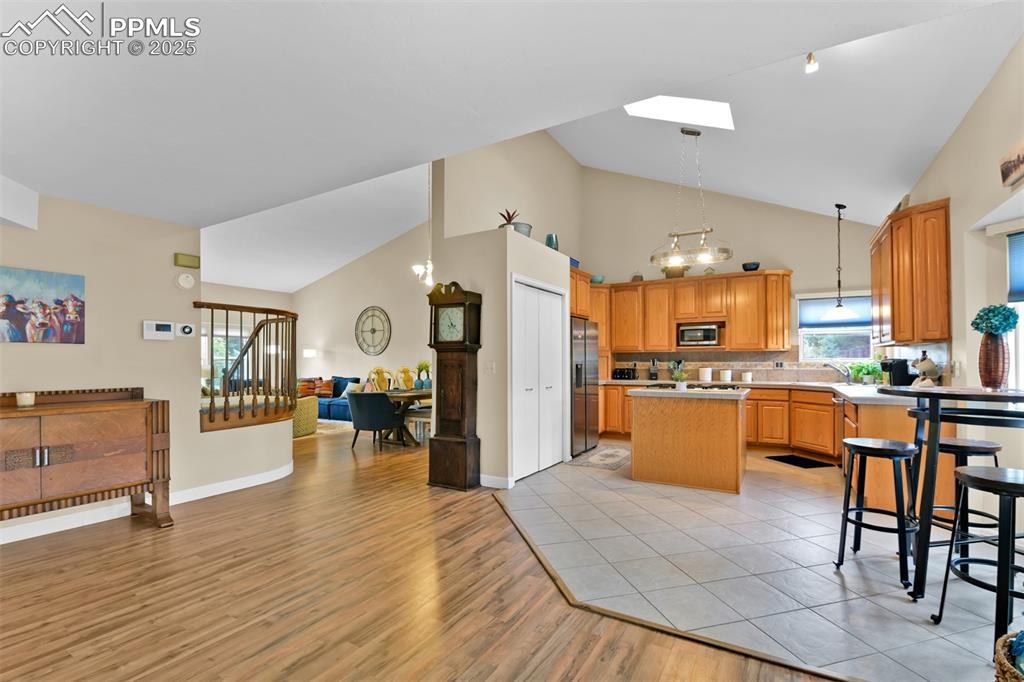 Image 17 of 50: View into Kitchen