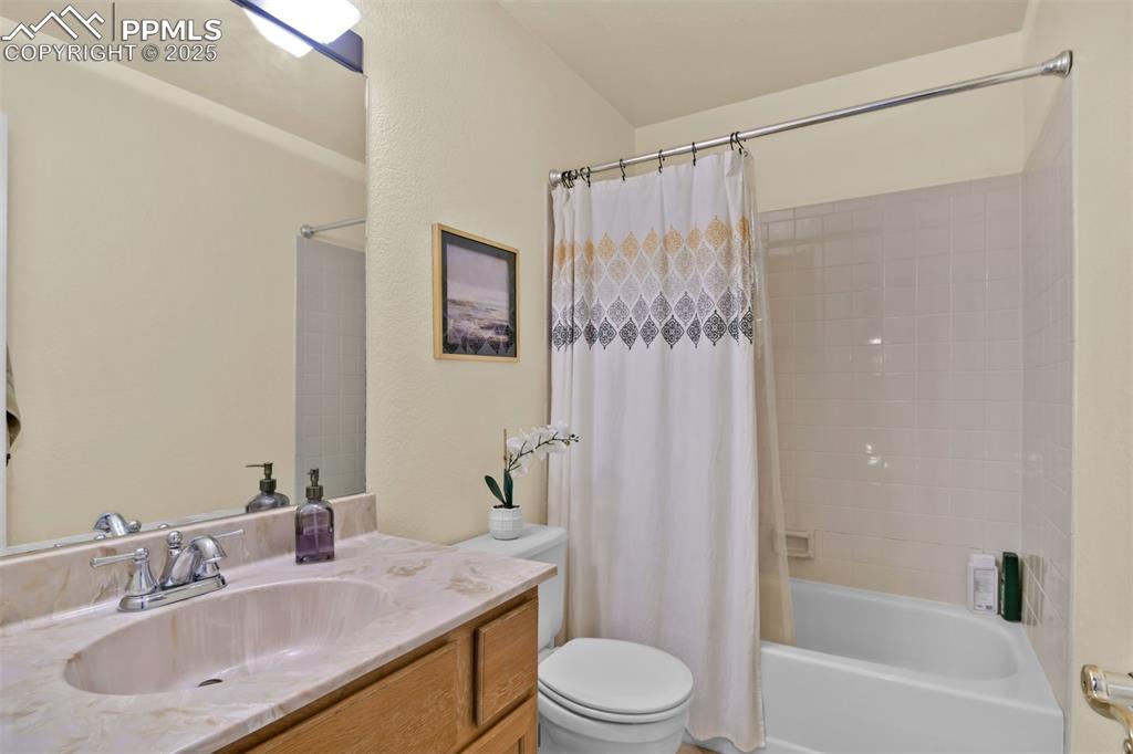 Image 33 of 50: Bathroom with shower / bathtub combination