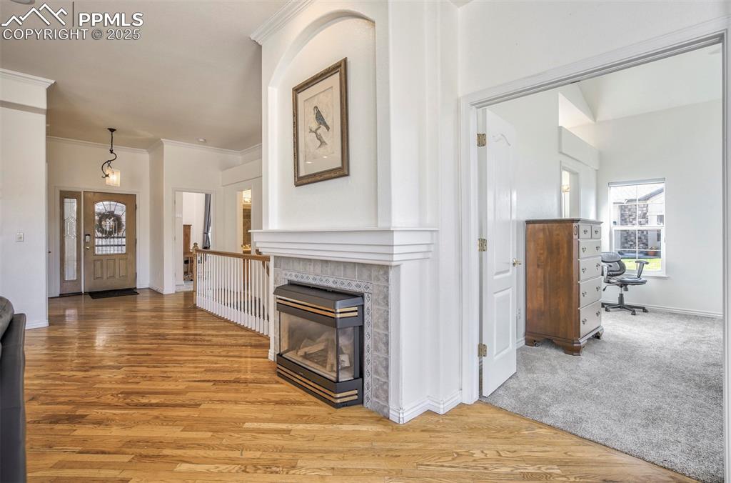 Image 17 of 33: Spacious Open living room