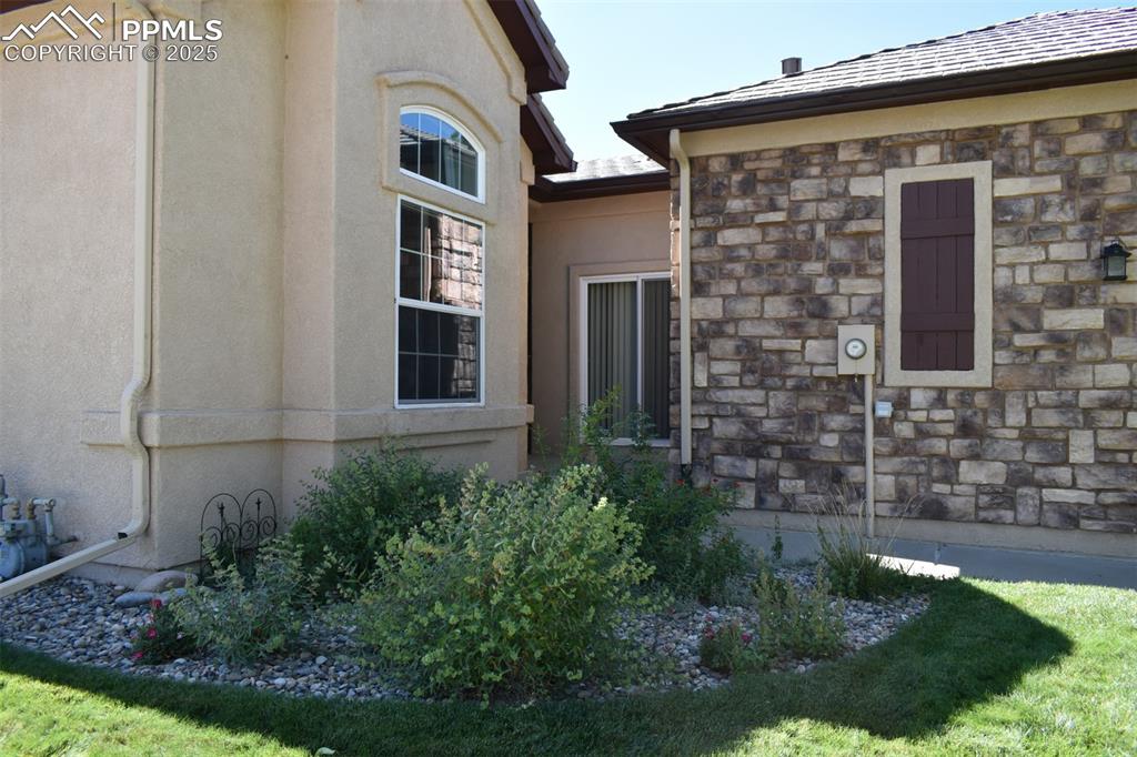 Image 3 of 33: Exterior entry view