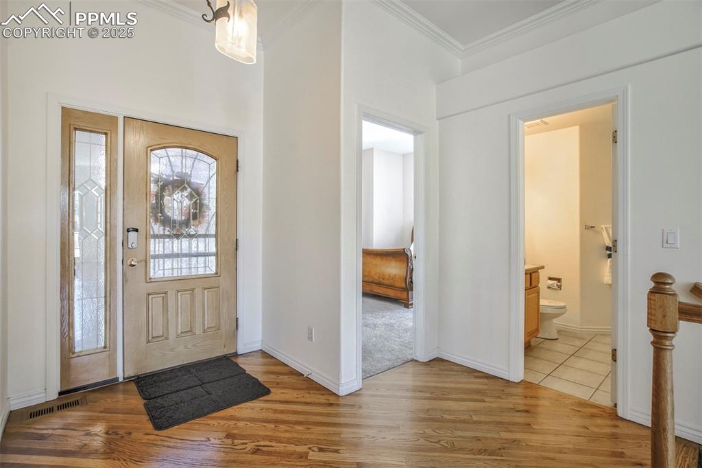 Image 5 of 33: Foyer entrance