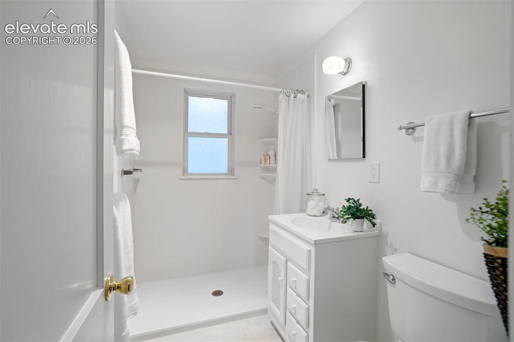 Image 10 of 50: Bathroom