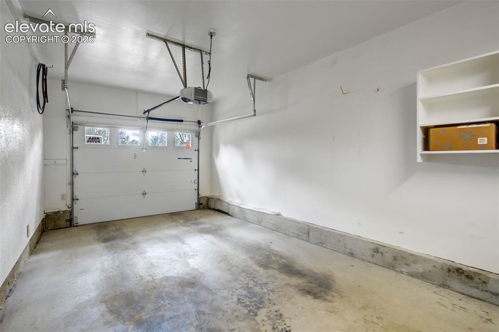 Image 11 of 50: Garage