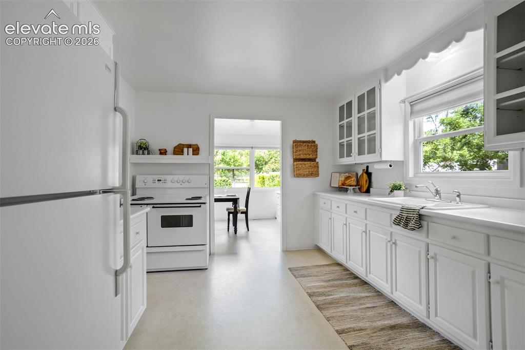 Image 19 of 50: Kitchen