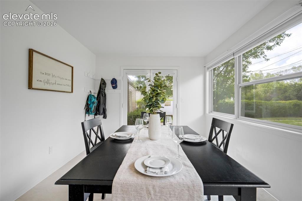 Image 5 of 50: Dining Area