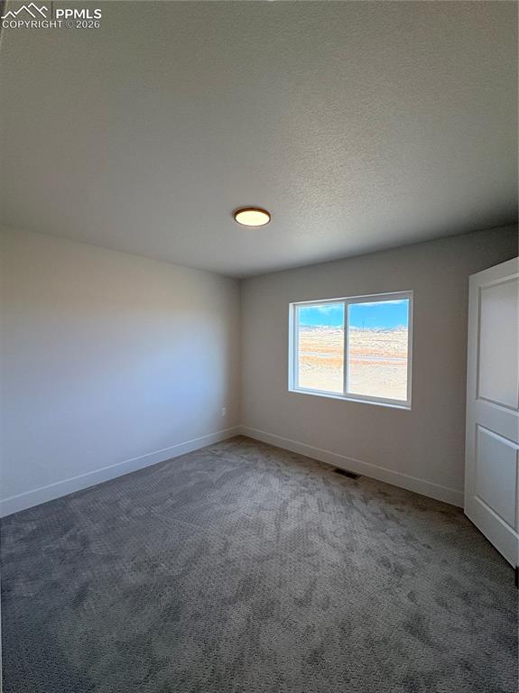 Image 11 of 13: Bedroom