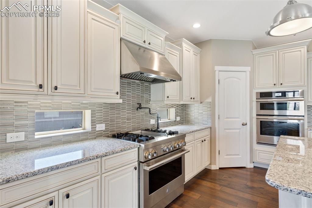 Image 19 of 49: Kitchen