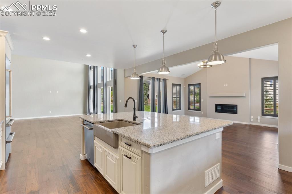 Image 21 of 49: Kitchen