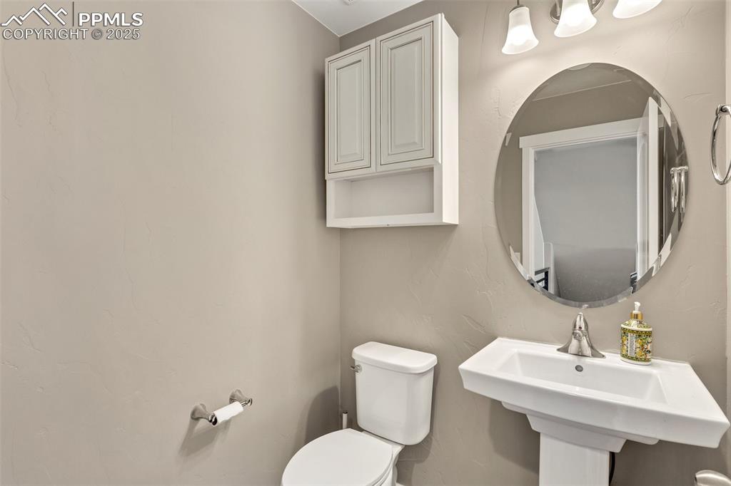 Image 25 of 49: Main level half bath off of the kitchen and living areas