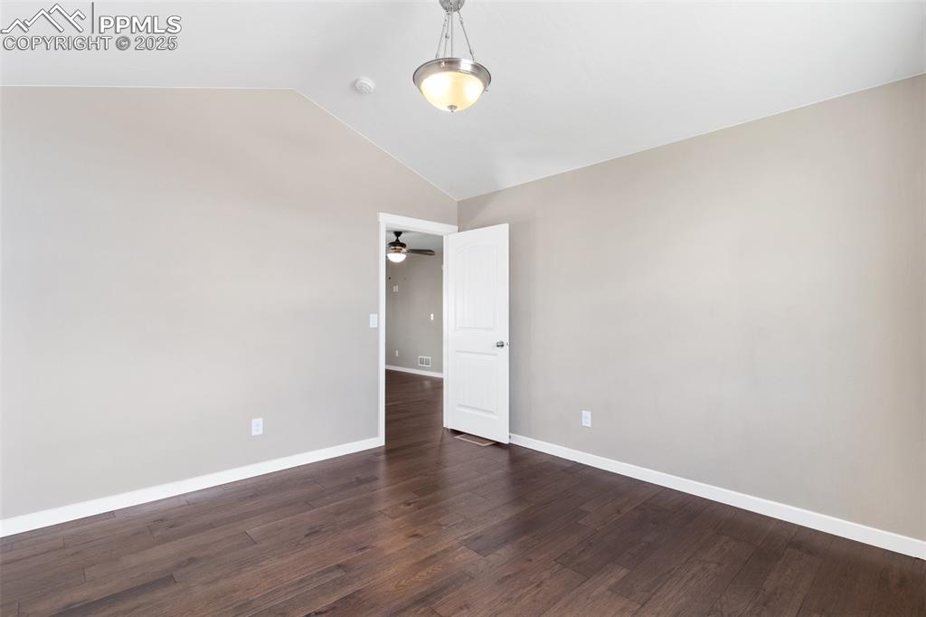 Image 31 of 49: Bedroom