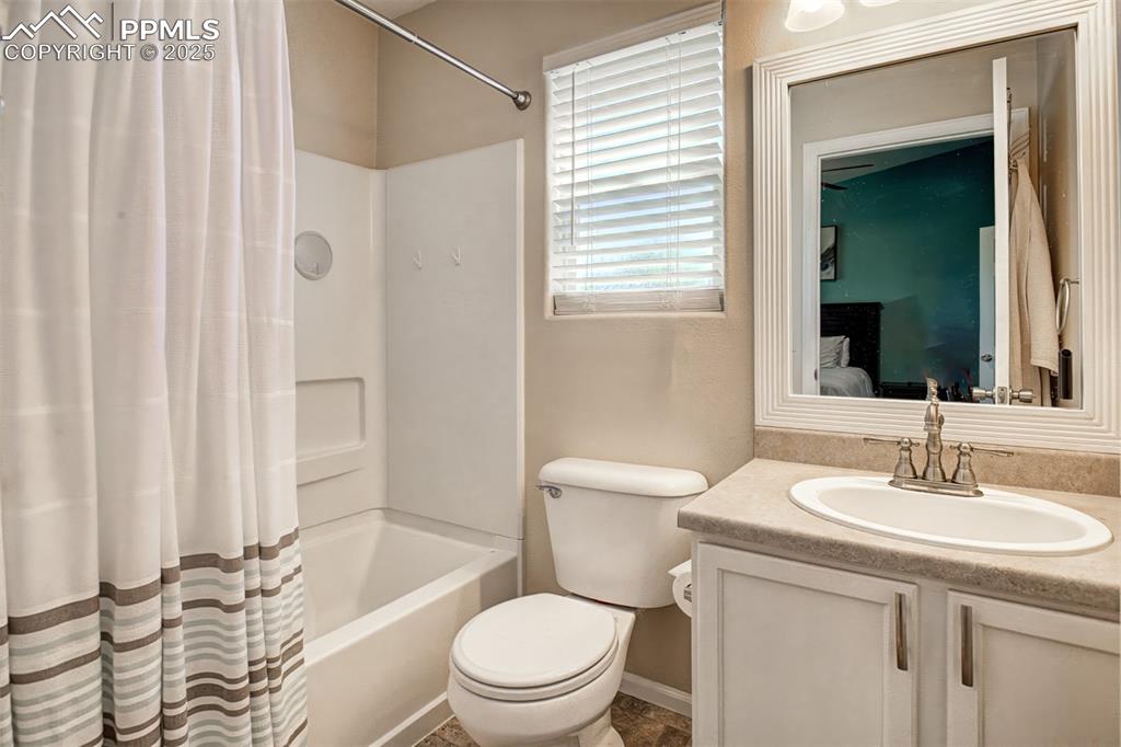 Image 15 of 28: Bathroom