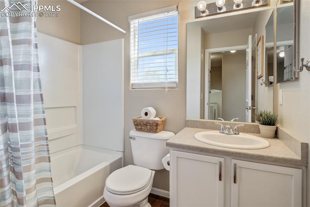 Image 20 of 28: Bathroom