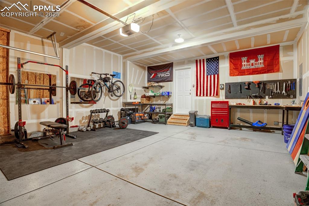Image 23 of 28: Garage