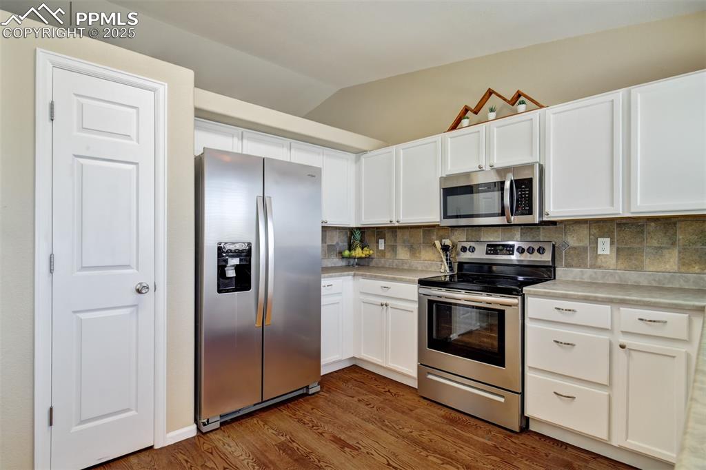 Image 7 of 28: Kitchen