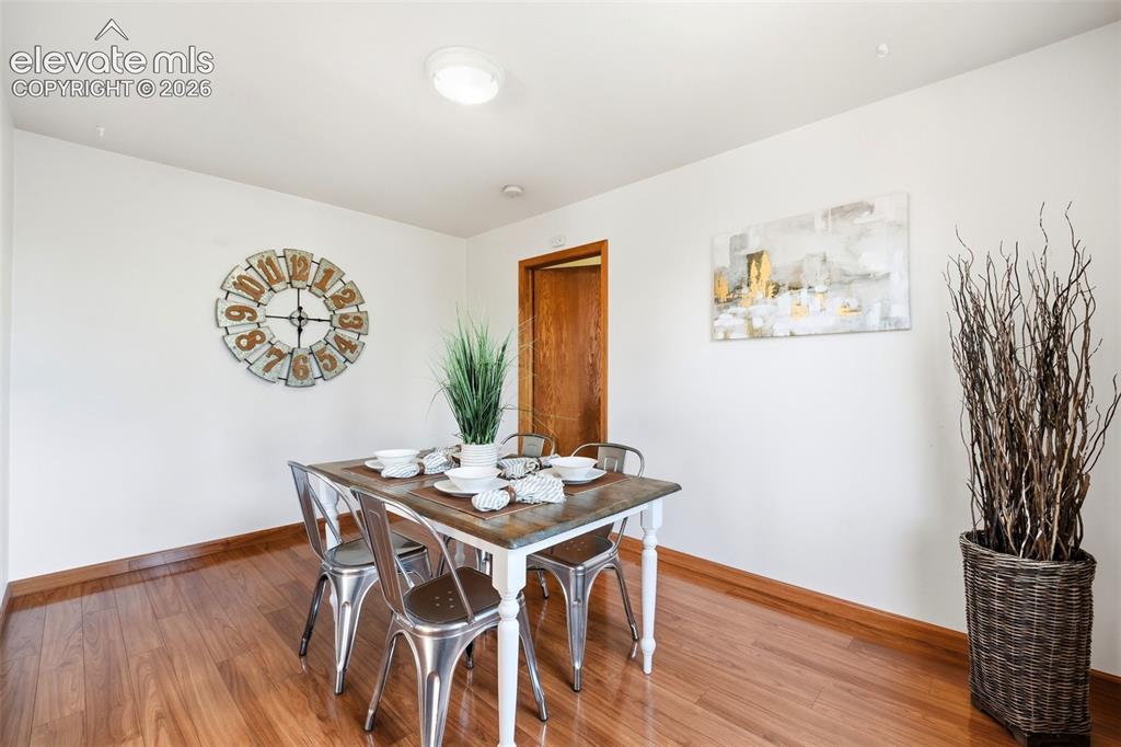 Image 11 of 40: Dining Area