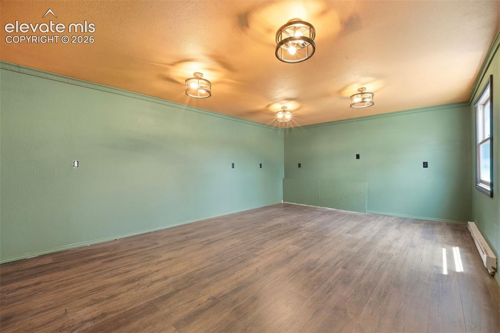 Image 32 of 40: heated bonus room - access from outside
