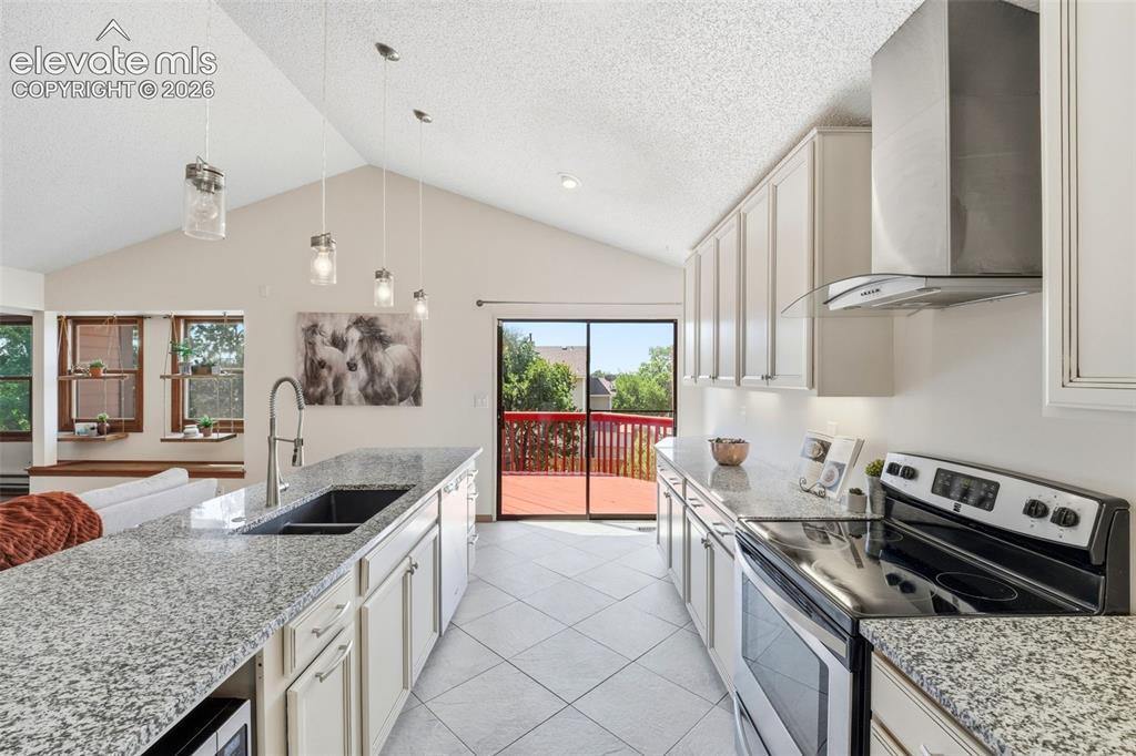 Image 5 of 40: Kitchen