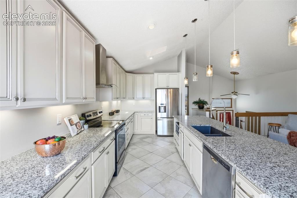 Image 7 of 40: Kitchen
