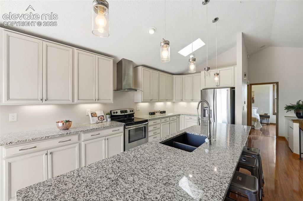 Image 8 of 40: Kitchen