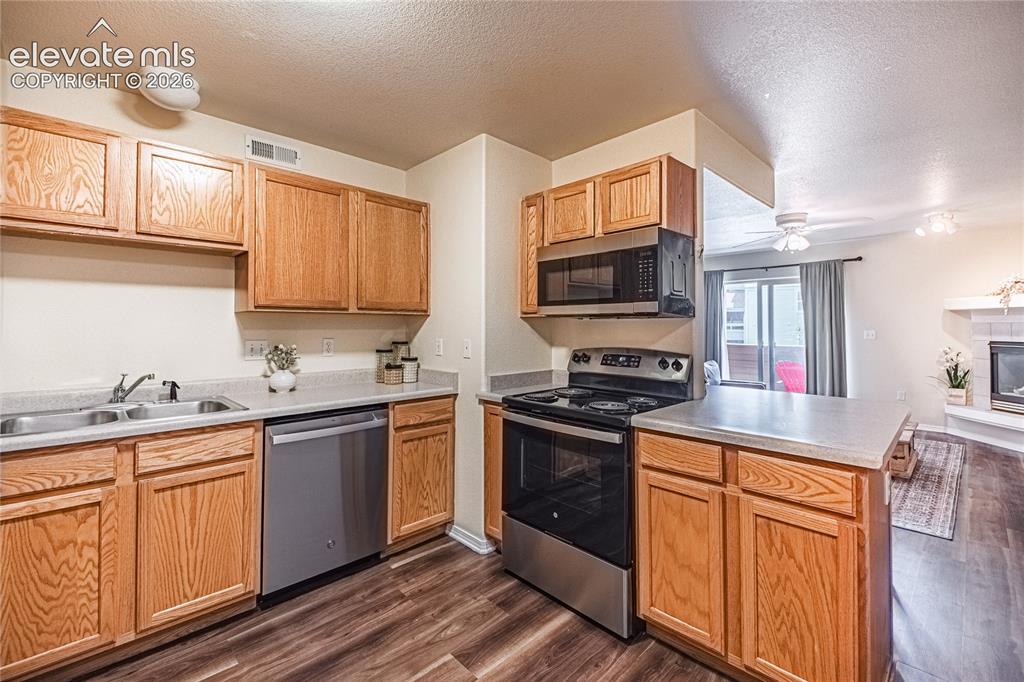 Image 14 of 33: Kitchen