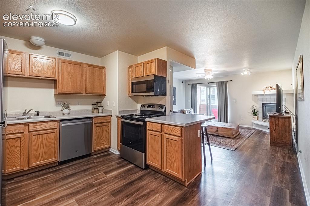 Image 15 of 33: Kitchen