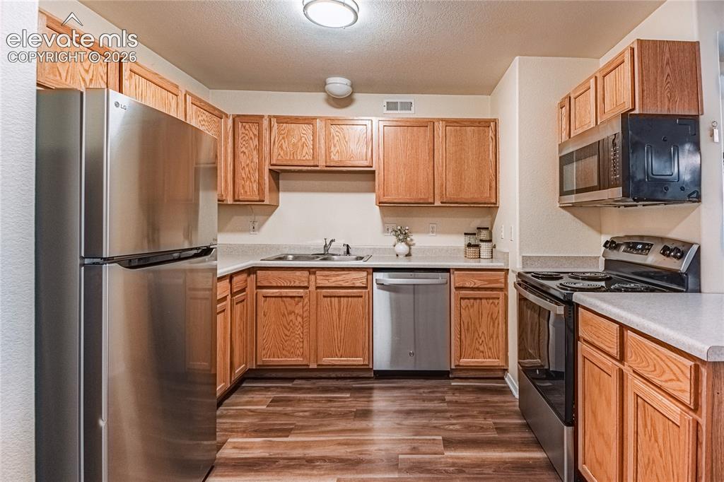 Image 16 of 33: Kitchen