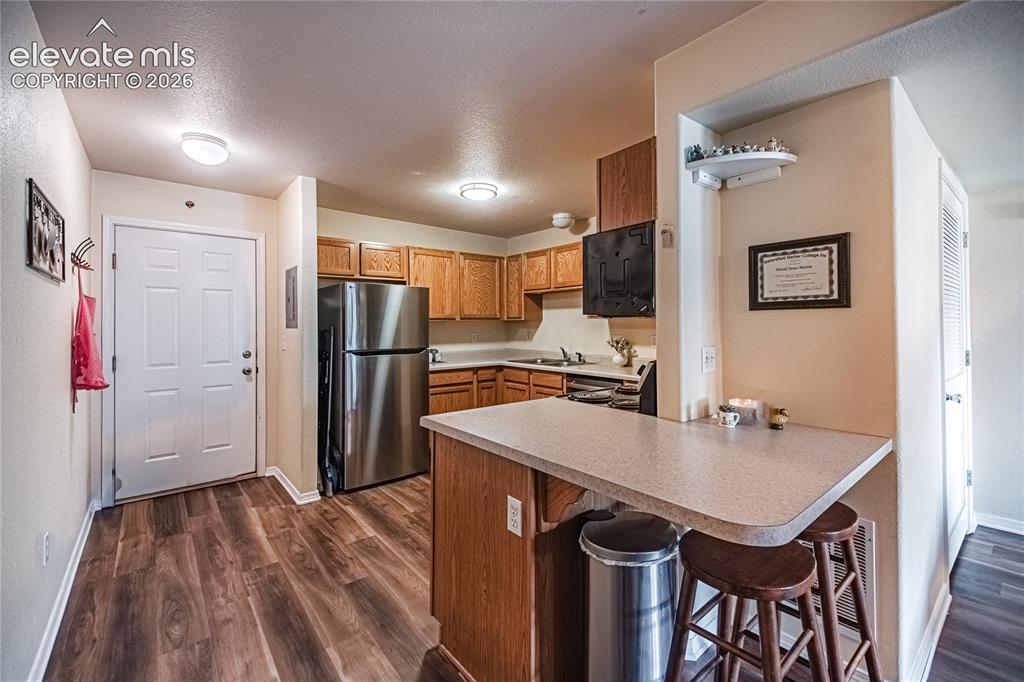 Image 17 of 33: Kitchen