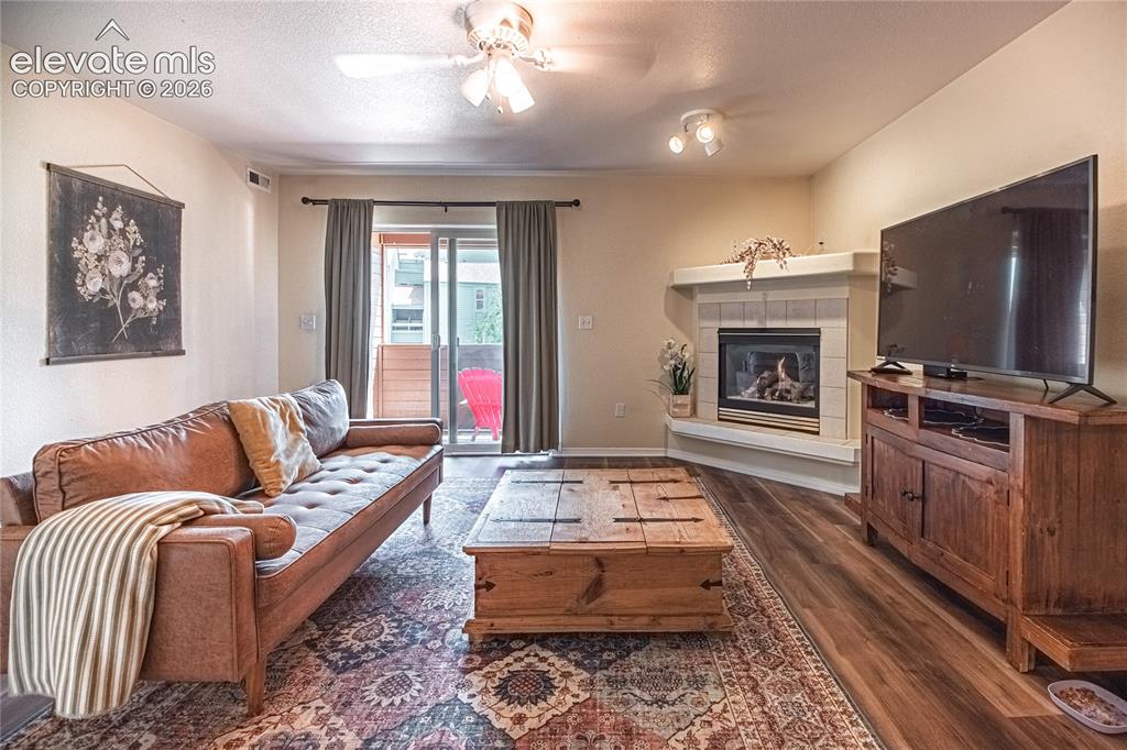 Image 19 of 33: Living Room