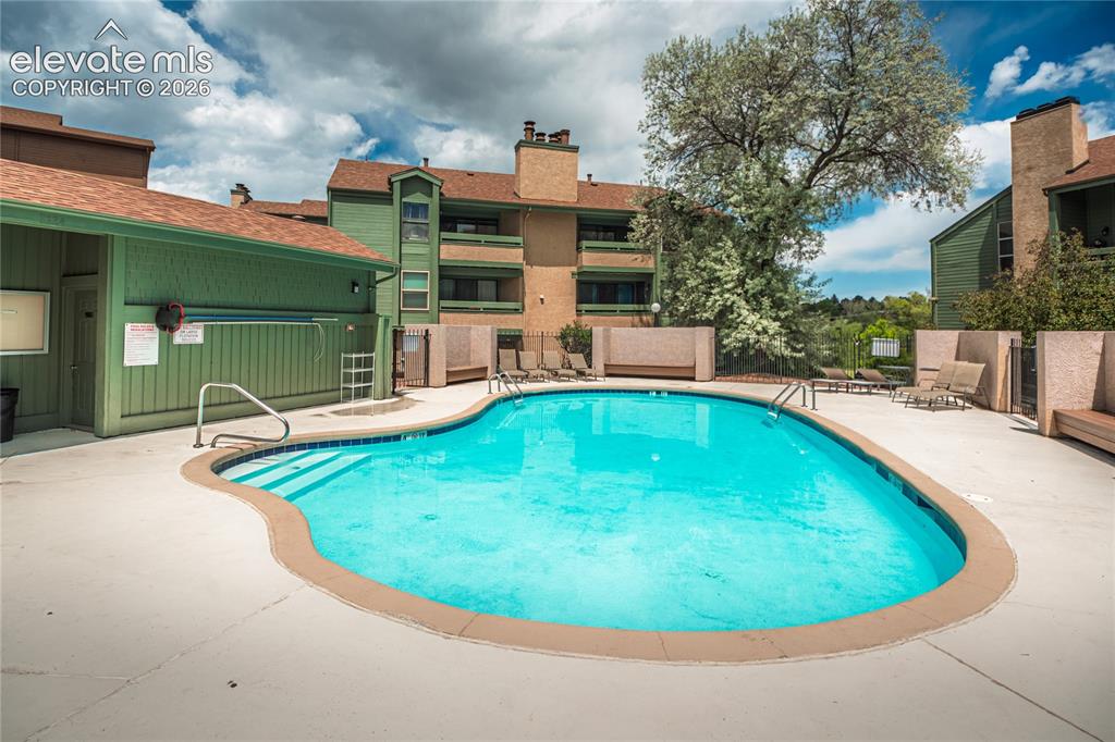Image 6 of 33: Pool