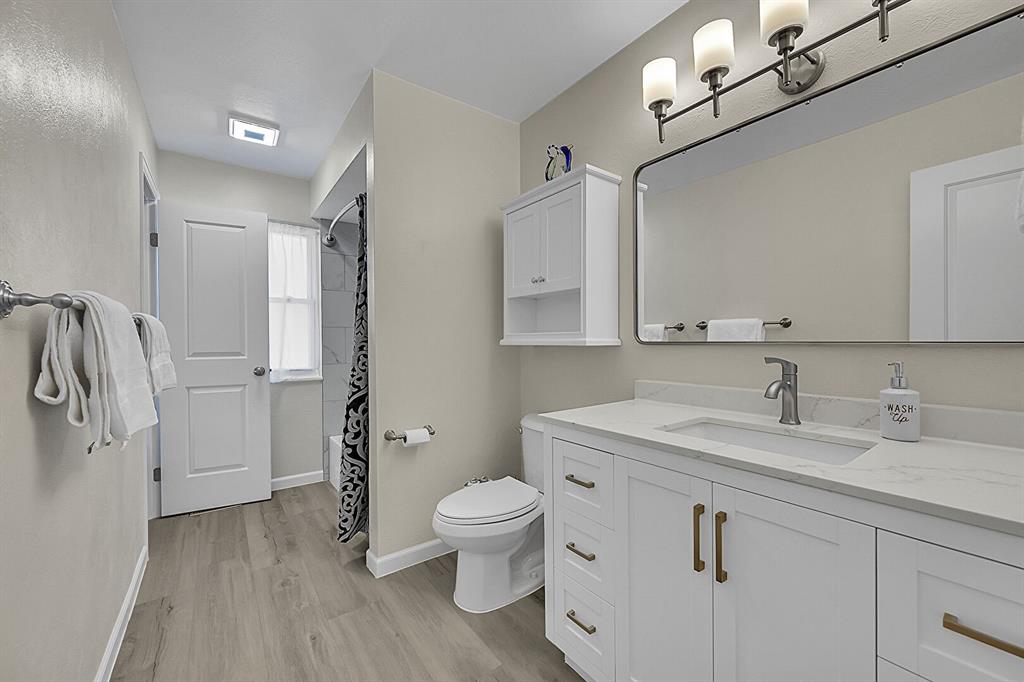 Image 20 of 45: Ensuite full bathroom!