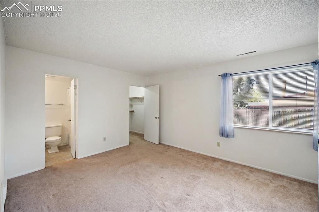 Image 17 of 25: Bedroom