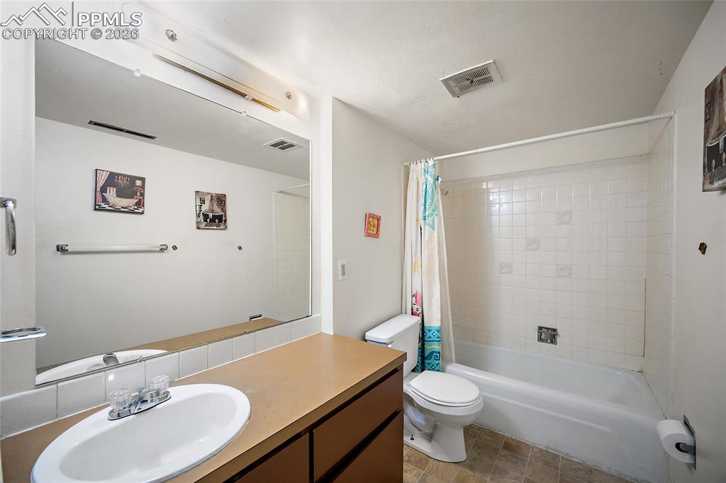 Image 18 of 25: Spacious Hall Bathroom. 