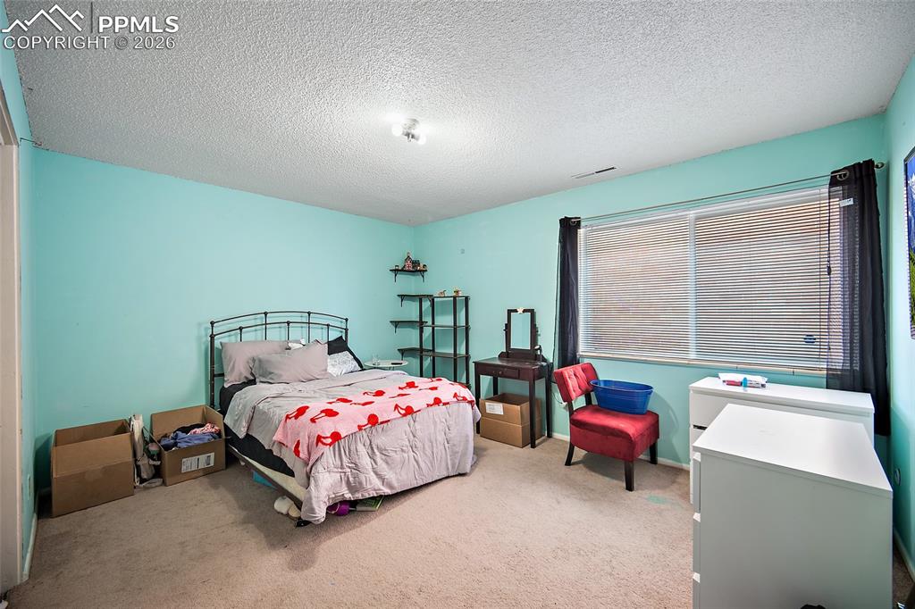 Image 19 of 25: Large bedroom. 
