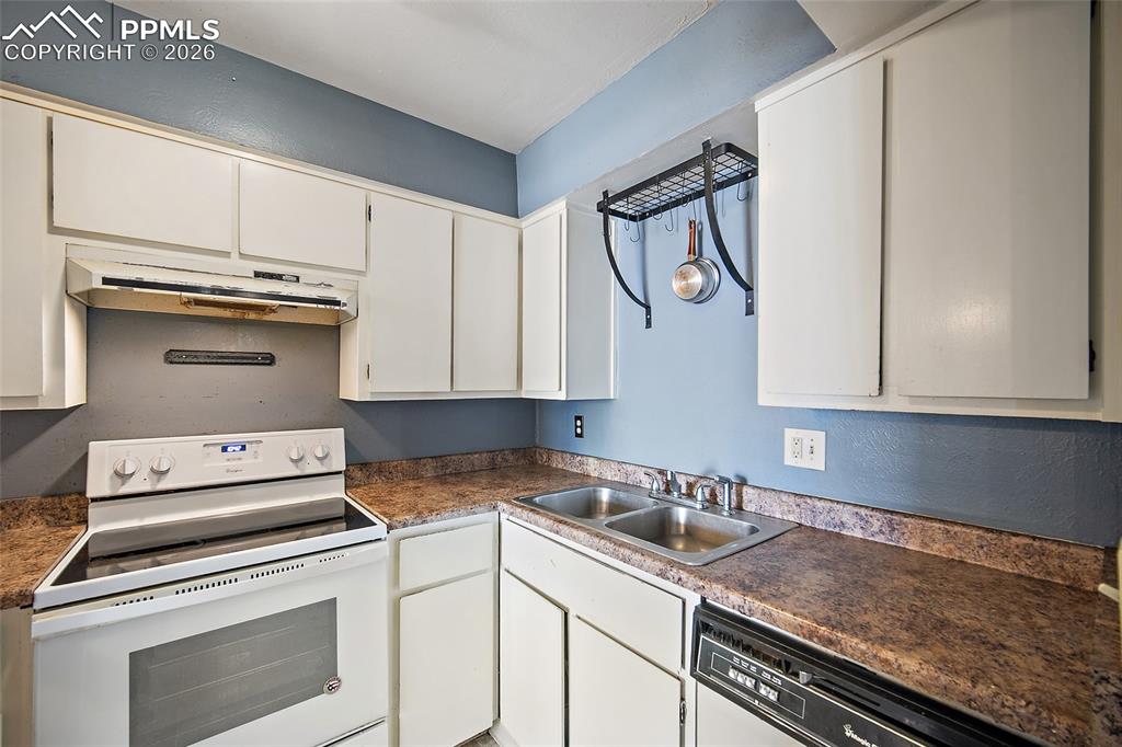 Image 2 of 25: Spacious kitchen. 