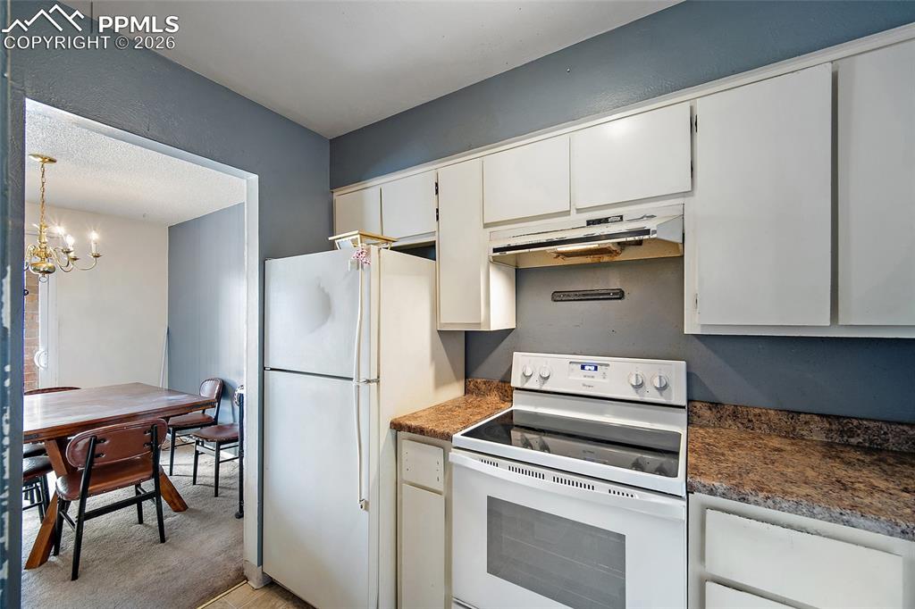 Image 3 of 25: Kitchen