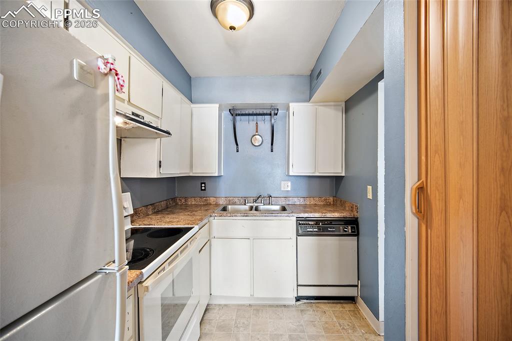 Image 4 of 25: Kitchen