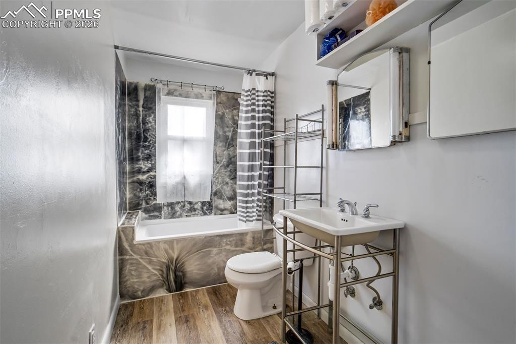 Image 17 of 37: Full bath.