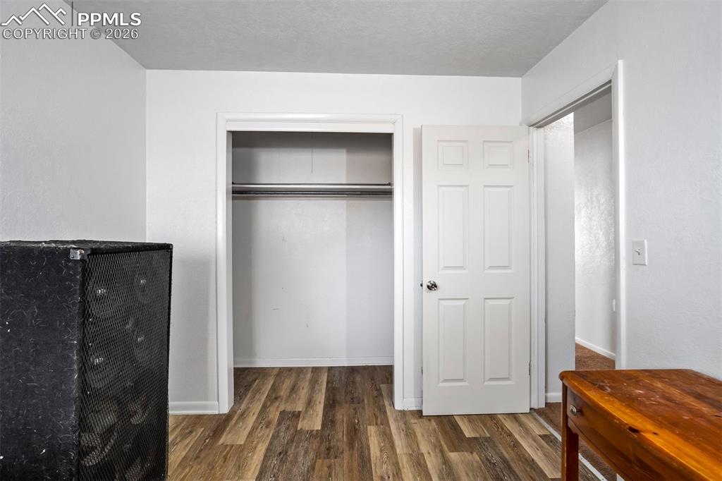 Image 22 of 37: Walkin closet.