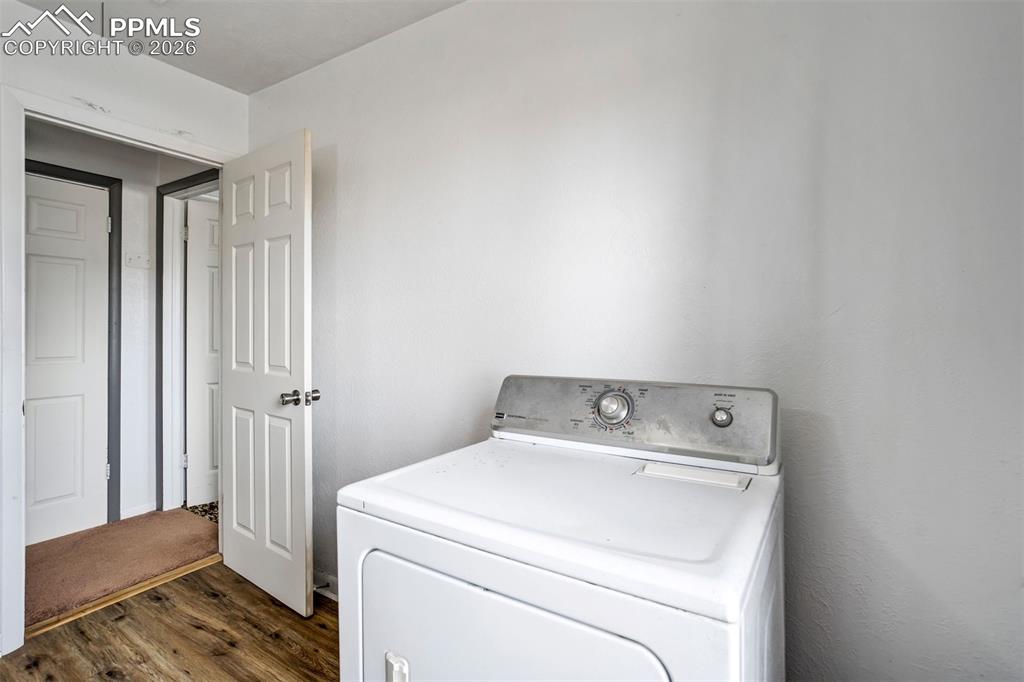 Image 24 of 37: Laundry room.