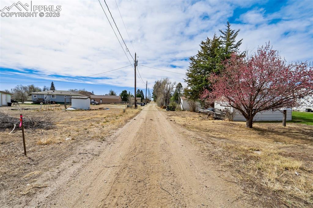 Image 30 of 37: Alley.