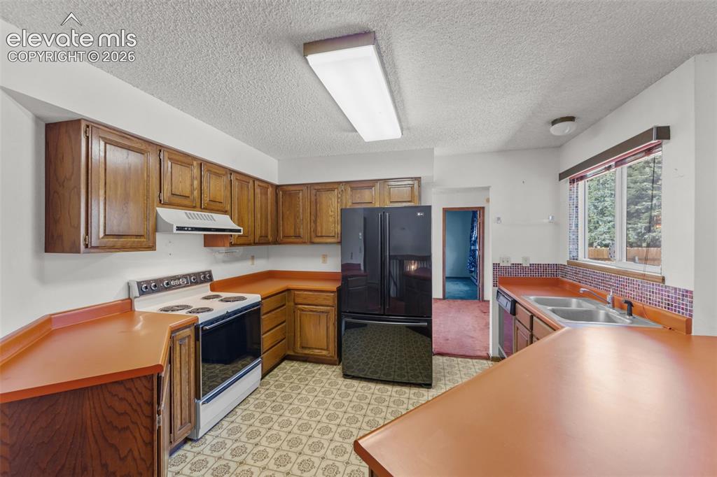 Image 10 of 34: Kitchen
