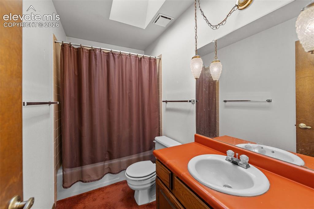 Image 15 of 34: Bathroom