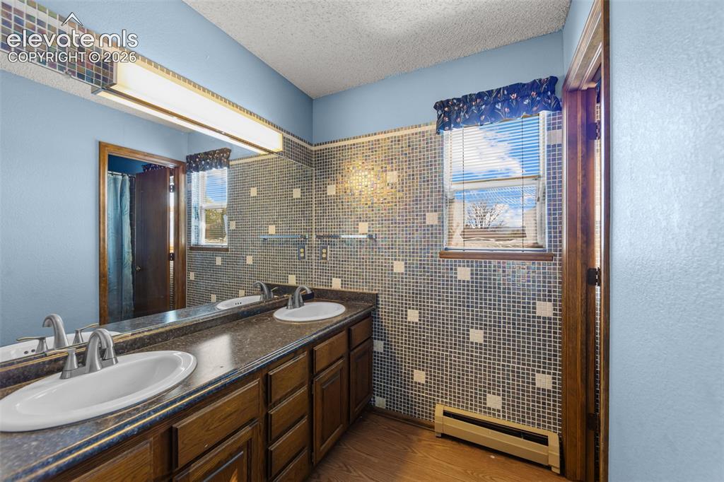 Image 20 of 34: Bathroom