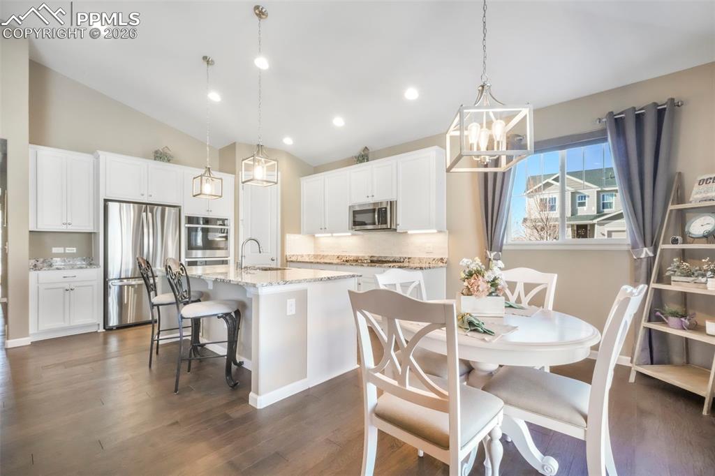 Image 19 of 50: Kitchen