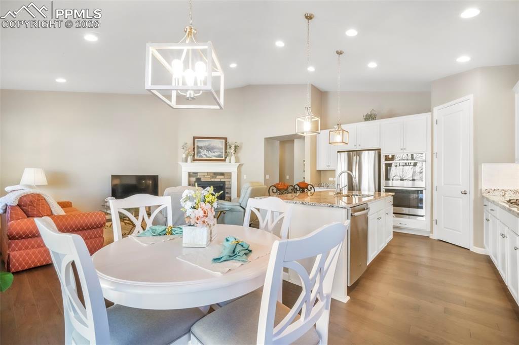 Image 20 of 50: Dining Area