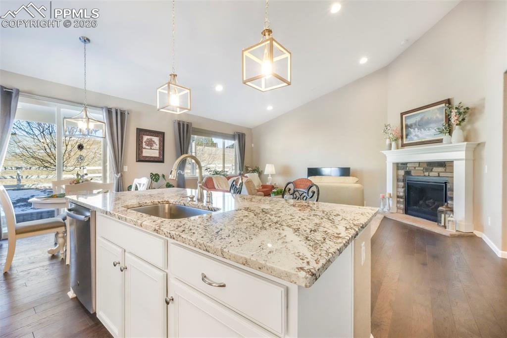 Image 21 of 50: Kitchen