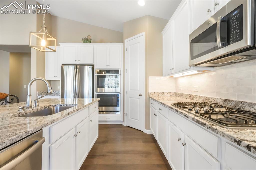 Image 22 of 50: Kitchen