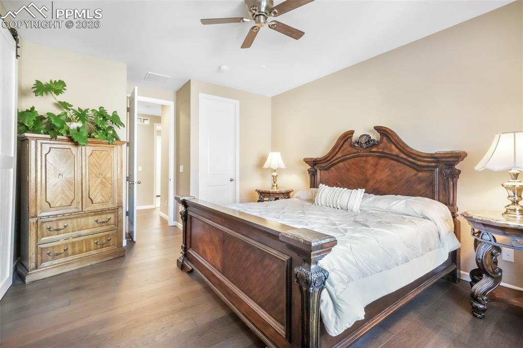 Image 26 of 50: Bedroom