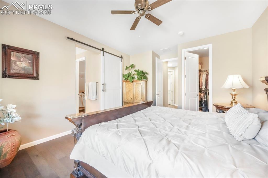 Image 28 of 50: Bedroom