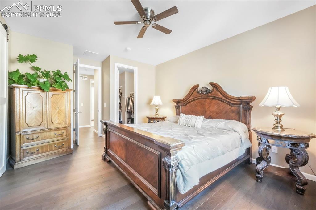 Image 29 of 50: Bedroom